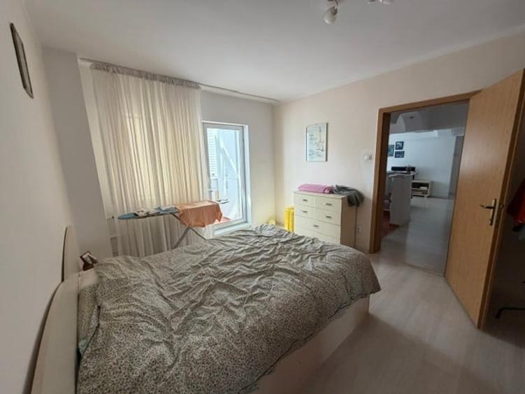 Apartament cu 4 camere semidecomandat în Tineretului