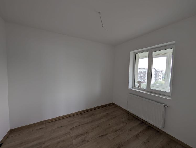 Apartament cu 3 camere semidecomandat în Florești