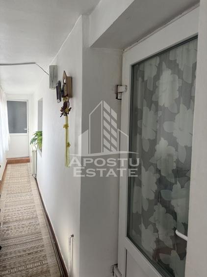 Casă individuală cu 5 camere cu Canalizare în Ghiroda