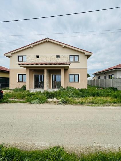 Duplex cu 4 camere cu Teren 250 Mp în Sânandrei