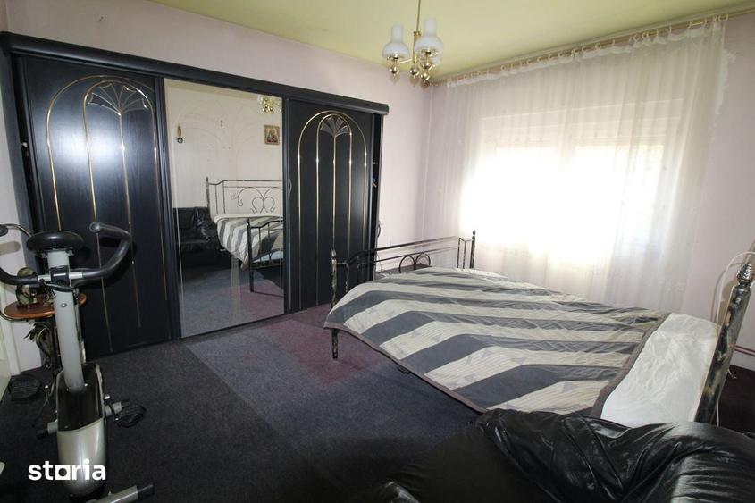 Casă cu 6 camere decomandat cu Teren 335 Mp în Central
