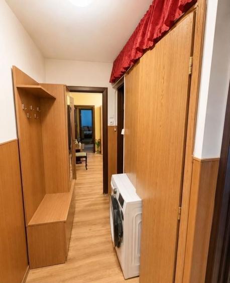 Apartament cu 3 camere semidecomandat în Craiovița Nouă