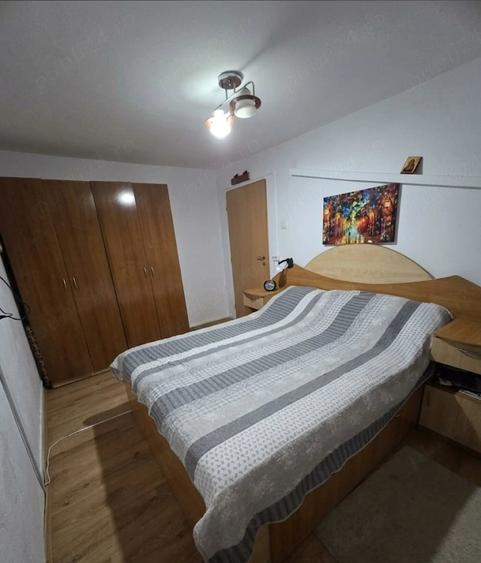 Apartament cu 3 camere decomandat în Micro 5