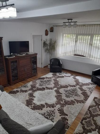 Casă individuală cu 5 camere cu Teren 300 Mp în Central