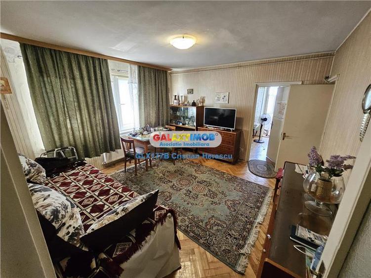 Apartament cu 3 camere semidecomandat, mobilat în Central