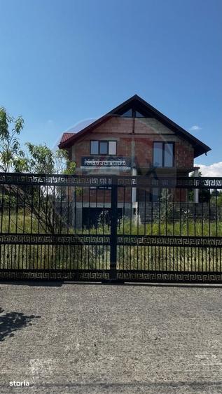 Casă cu 4 camere în Costâna