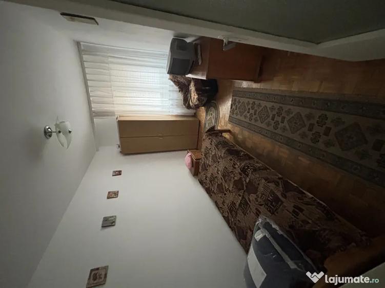 Apartament cu 4 camere semidecomandat, mobilat în Central