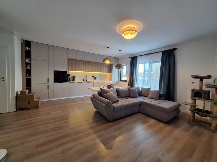 Apartament cu 2 camere semidecomandat, mobilat în Florești
