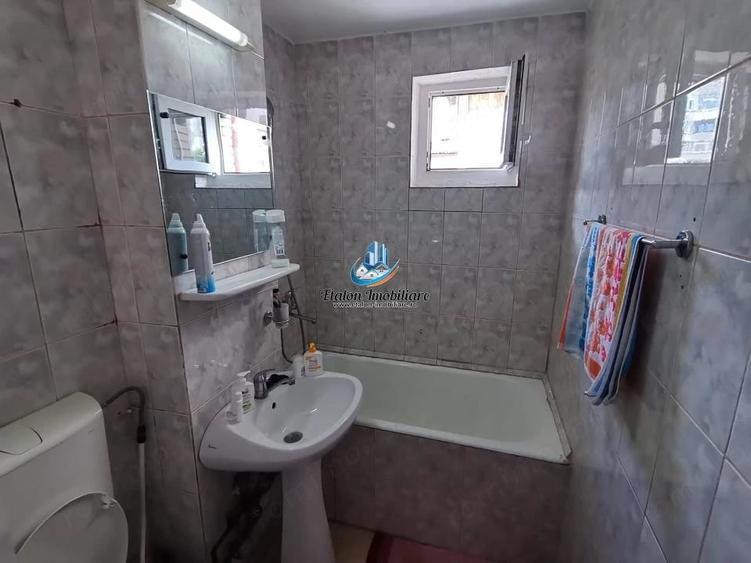 Apartament cu 3 camere semidecomandat în Calea Romanului