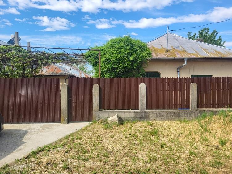 Casă cu 3 camere cu Teren 2200 Mp în Central