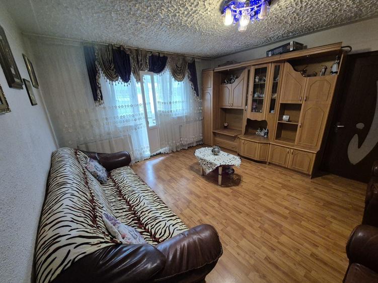 Apartament cu 2 camere semidecomandat în Croitori