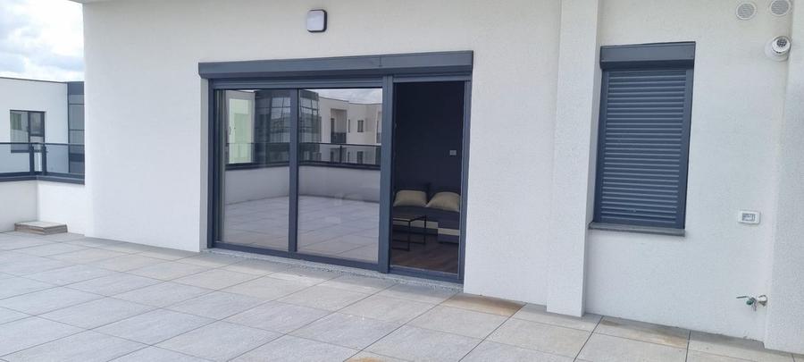 Apartament cu 3 camere semidecomandat în Tunari