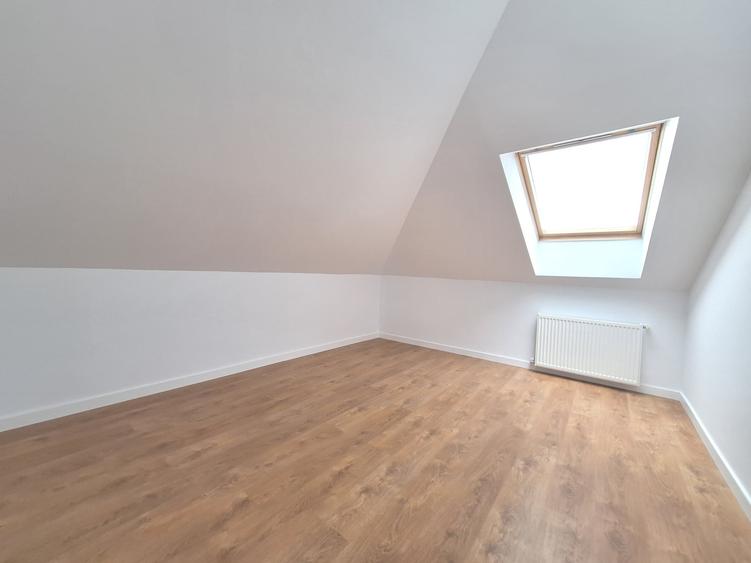 Apartament cu 4 camere semidecomandat în Florești