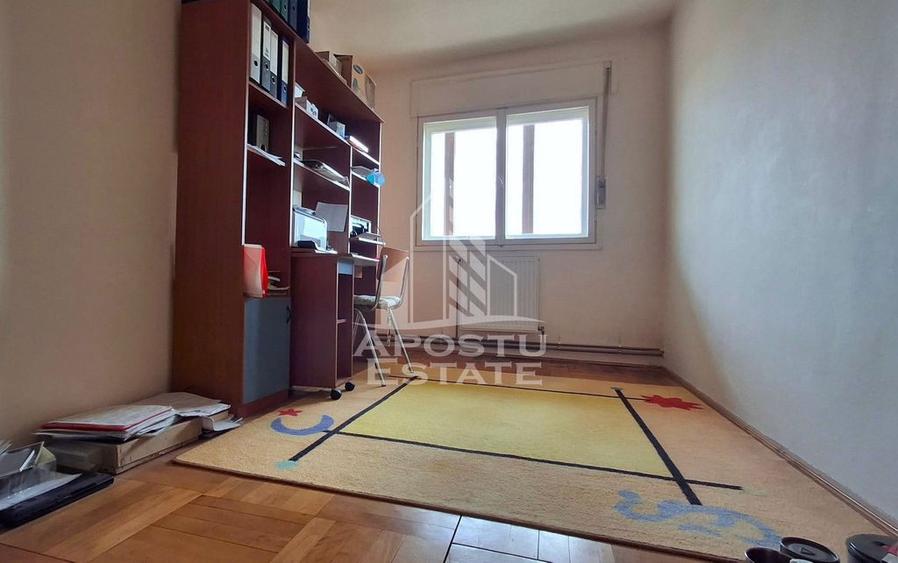Apartament cu 4 camere decomandat, mobilat în Central