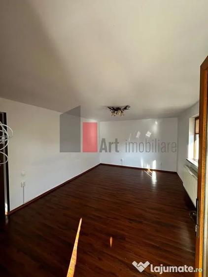Casă cu 5 camere cu Teren 476 Mp în Dudu