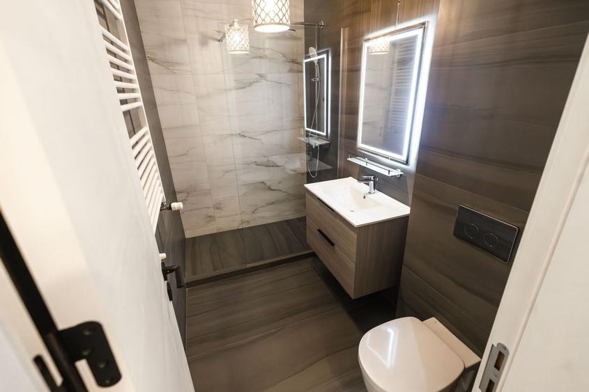 Apartament cu 3 camere semidecomandat în Tineretului