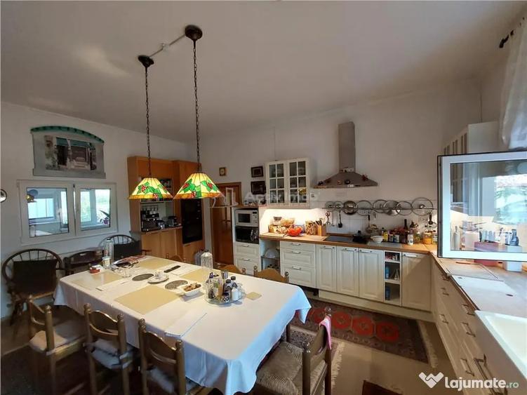 Casă cu 5 camere cu Teren 7241 Mp în Central