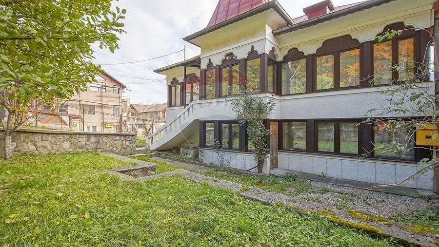 Casă individuală cu 8 camere cu Teren 485 Mp în Central