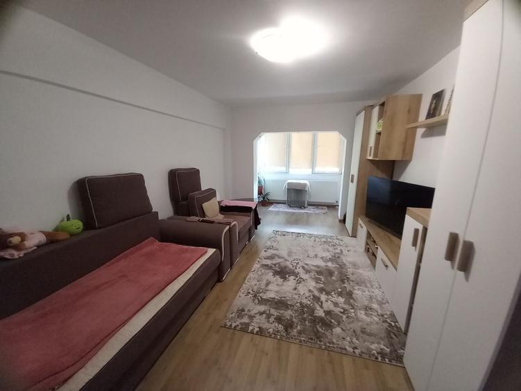 Apartament cu 2 camere decomandat în Tractorul