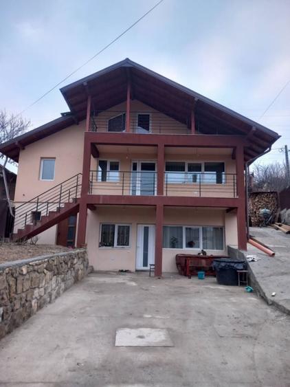 Casă cu 4 camere în Cârlig