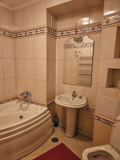 Apartament cu 3 camere semidecomandat în Central