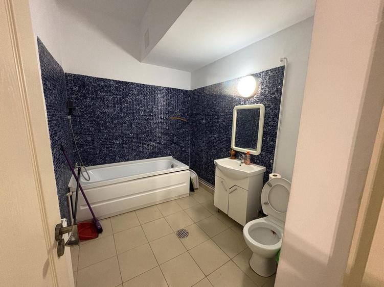 Casă individuală cu 8 camere cu Canalizare în Central