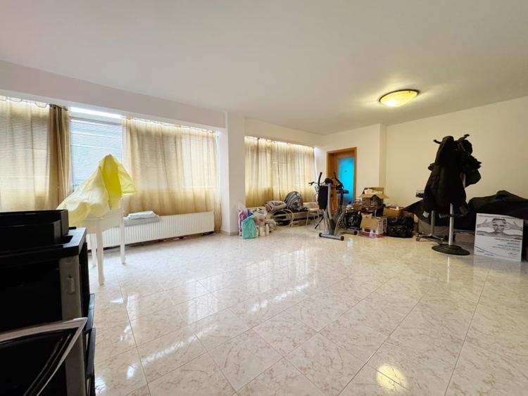 Apartament cu 3 camere decomandat, mobilat în Soarelui