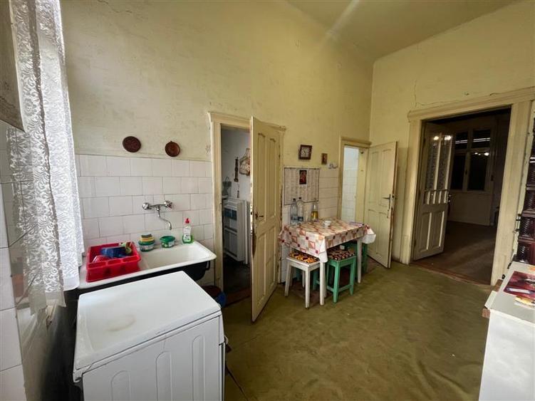 Apartament cu 3 camere nedecomandat, mobilat în Central