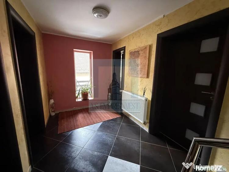 Casă cu 7 camere cu Teren 730 Mp în Timișu de Jos