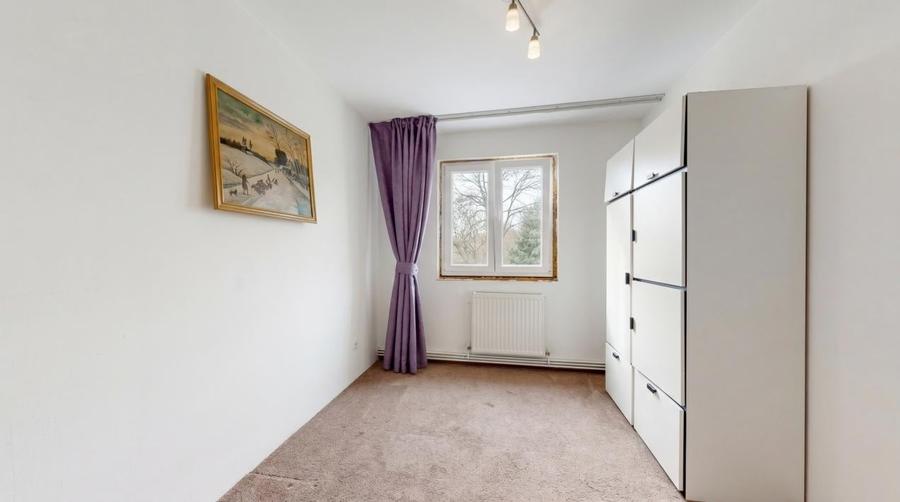 Apartament cu 3 camere semidecomandat, mobilat în Berceni