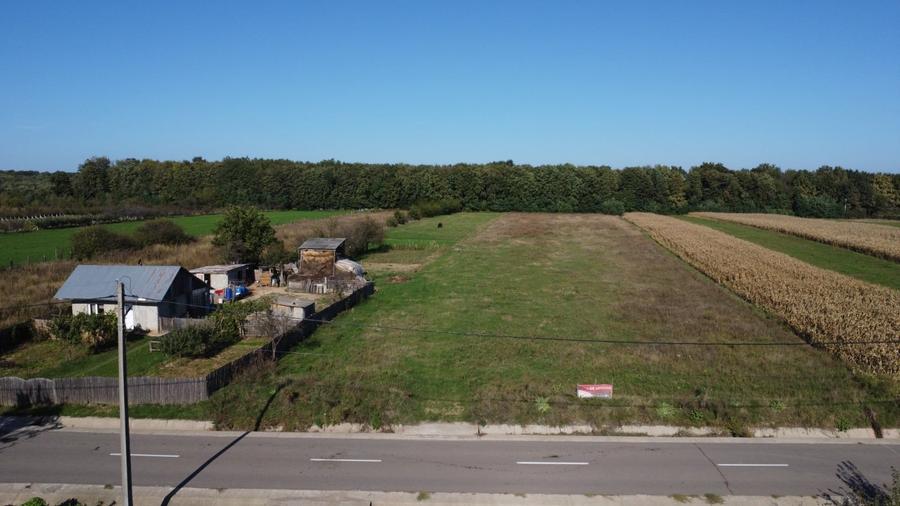 Teren de 4.4645700454712 mp, în Grajduri