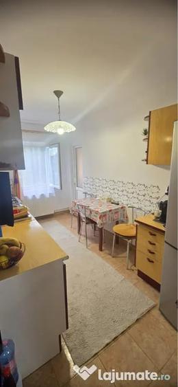 Apartament cu 3 camere semidecomandat în Florilor