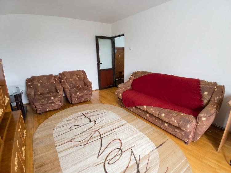 Apartament cu 3 camere decomandat, mobilat în Nicolina