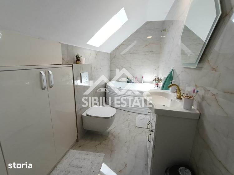 Casă cu 6 camere cu Teren 670 Mp în Roșia