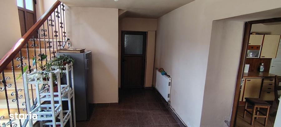 Casă cu 9 camere cu Teren 1180 Mp în Central