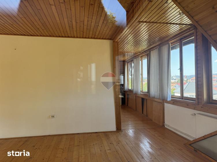 Casă cu 6 camere cu Teren 500 Mp în Central