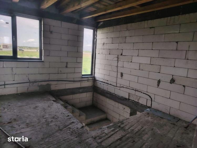 Casă cu 4 camere cu Teren 250 Mp în Cernele