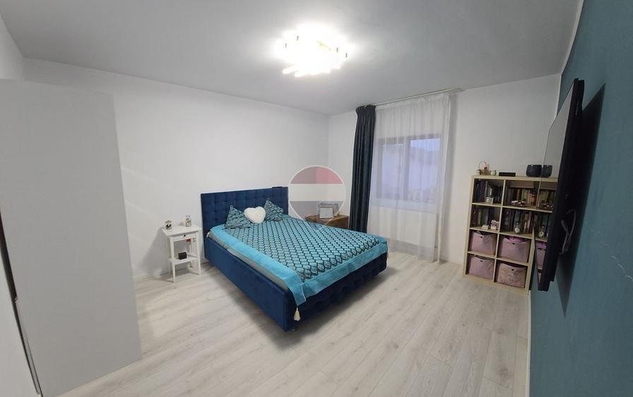 Casă individuală cu 4 camere cu Teren 270 Mp în Est