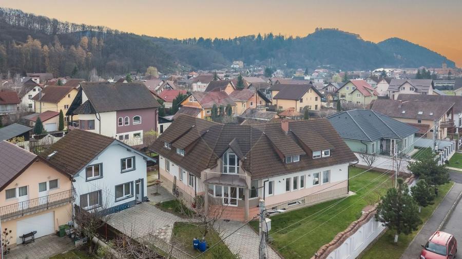 Casă individuală cu 9 camere cu Teren 1119 Mp în Primăverii
