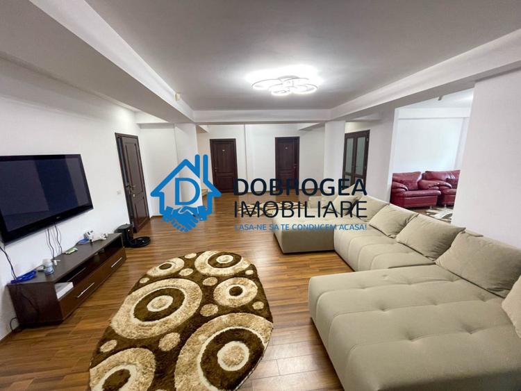 Casă individuală cu 8 camere cu Canalizare în Vest