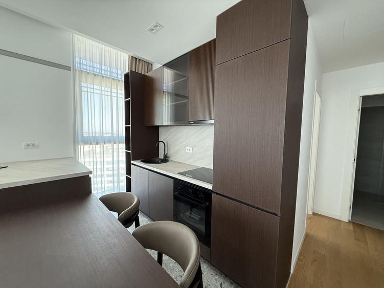 Apartament cu 3 camere semidecomandat, mobilat în Nord