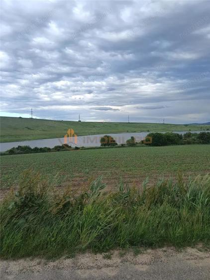 Teren de 3600 mp, în Valea Lungă