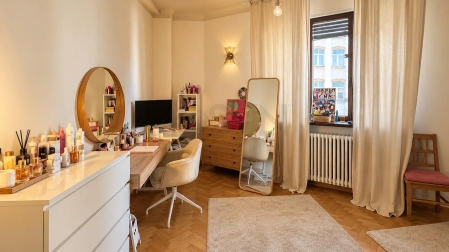 Apartament cu 6 camere decomandat în Armeneasca