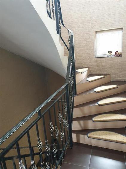 Casă individuală cu 8 camere cu Teren 400 Mp în Scriitorilor