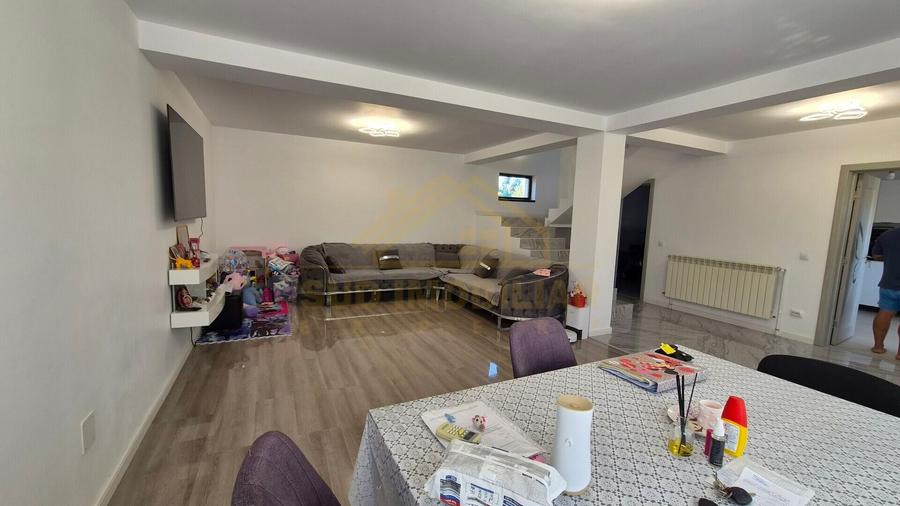 Casă individuală cu 6 camere cu Canalizare în Central
