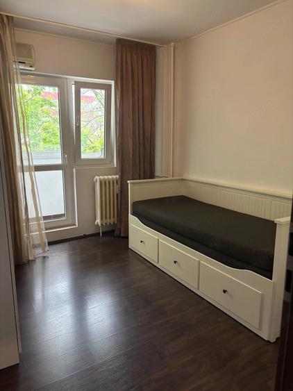 Apartament cu 4 camere semidecomandat în Tineretului