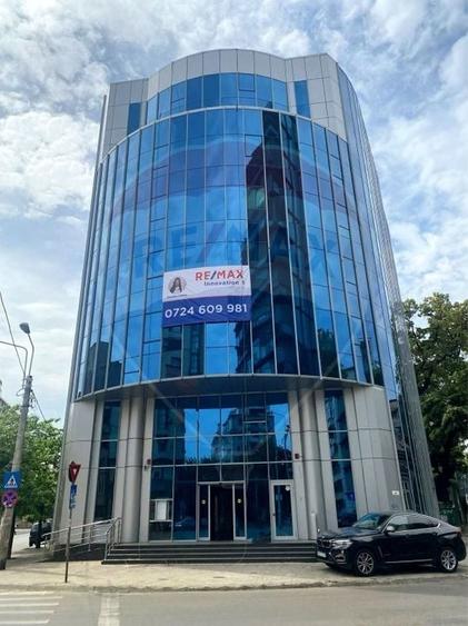 Birou, de 1,350 mp, în Universitate