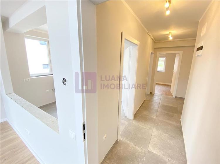 Penthouse cu 4 camere decomandat în Cristian