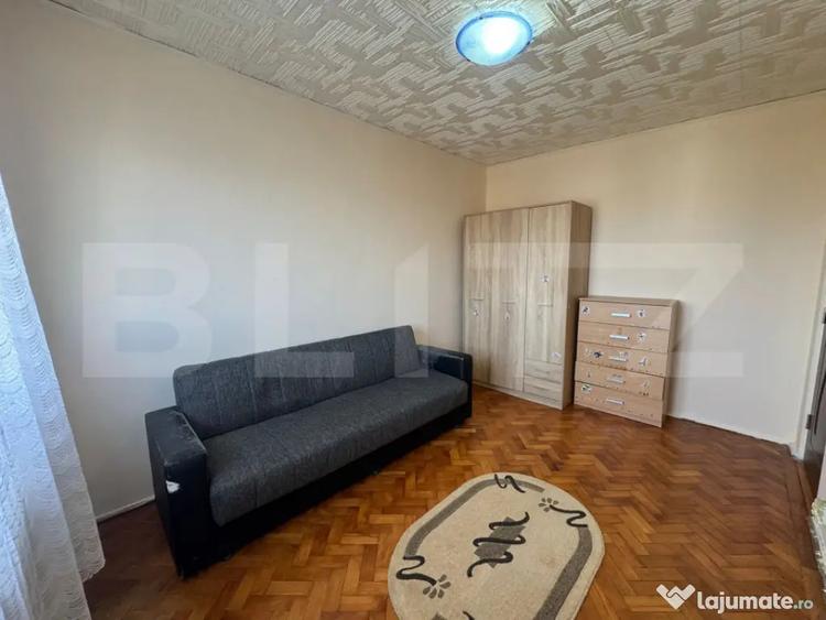Apartament cu 3 camere semidecomandat în Central