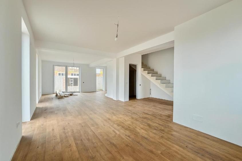 Duplex cu 4 camere cu Canalizare în Tunari
